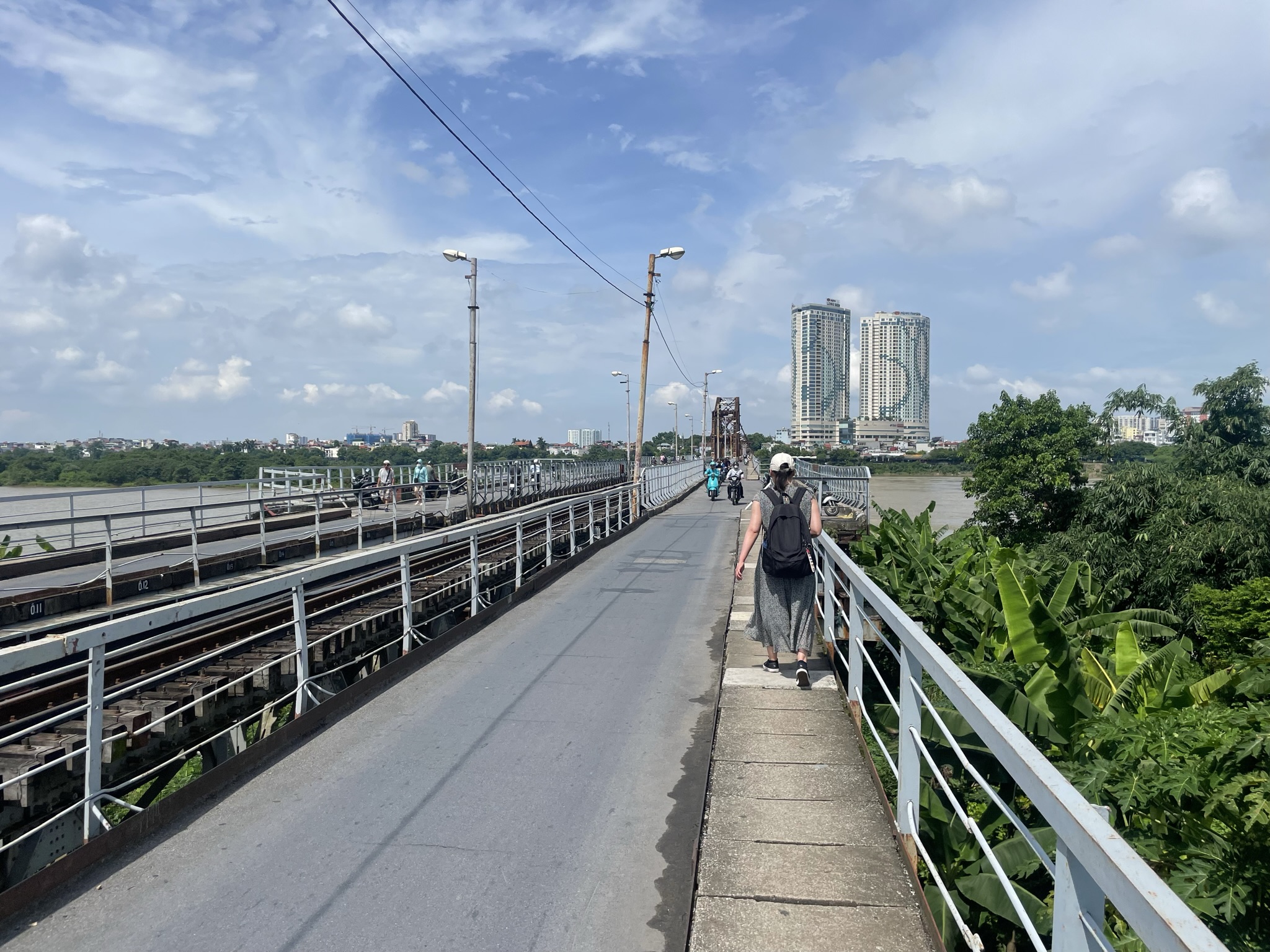 ロンビエン橋の歩道