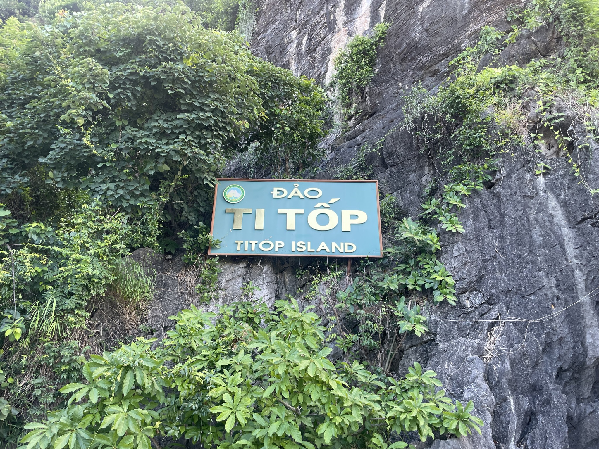ティートップ島の看板