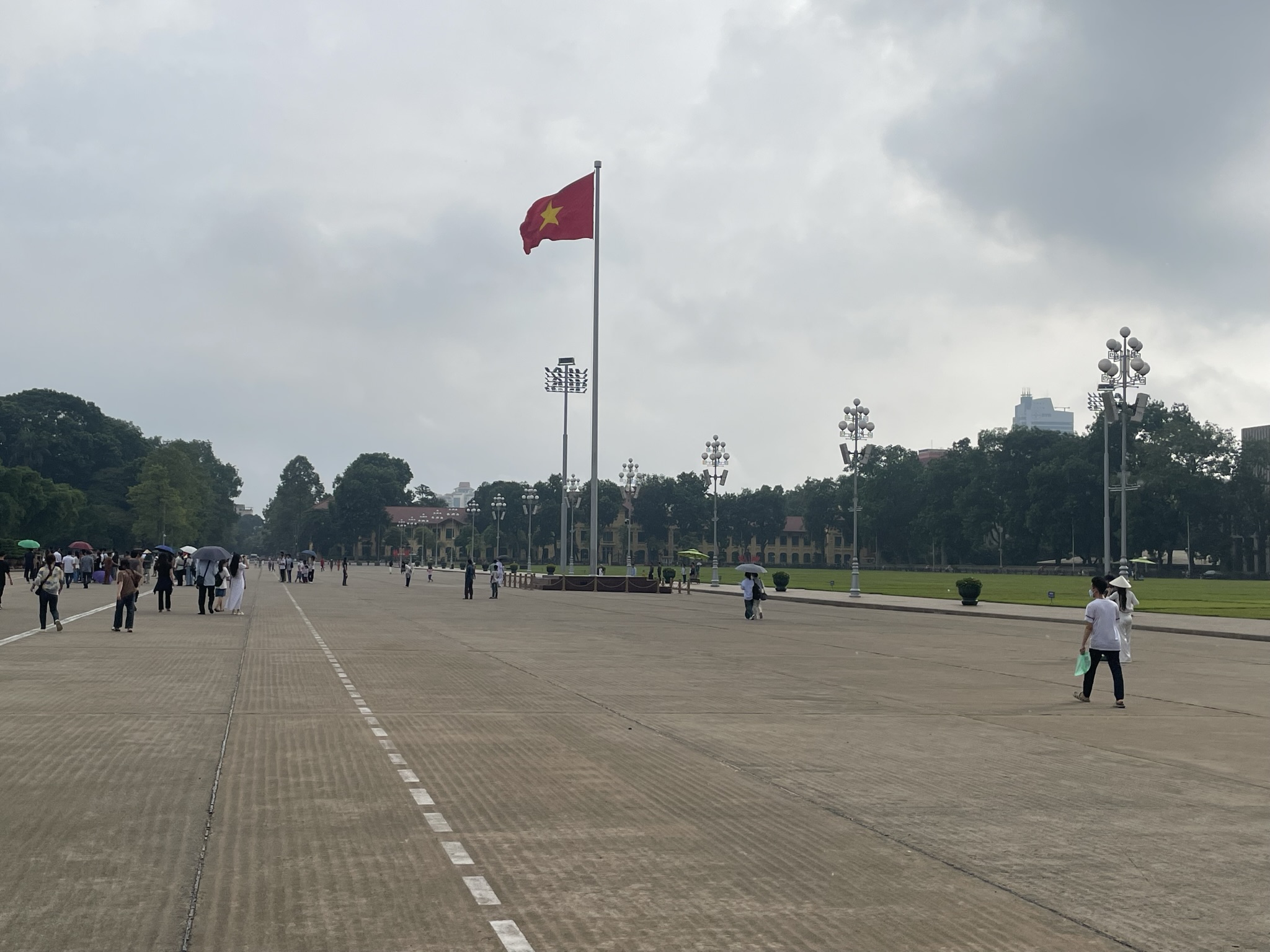 バーディン広場とベトナム国旗